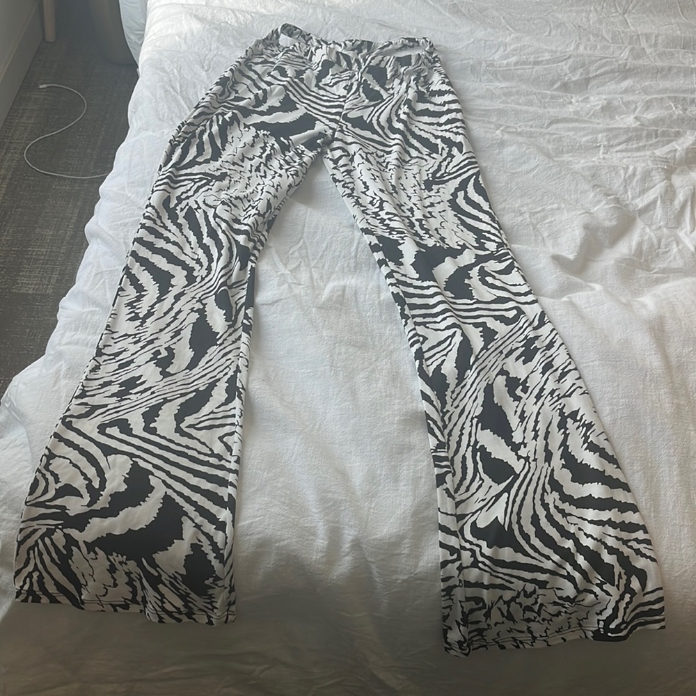 Urban outfitters flare pants! Size Medium, condition like new.
